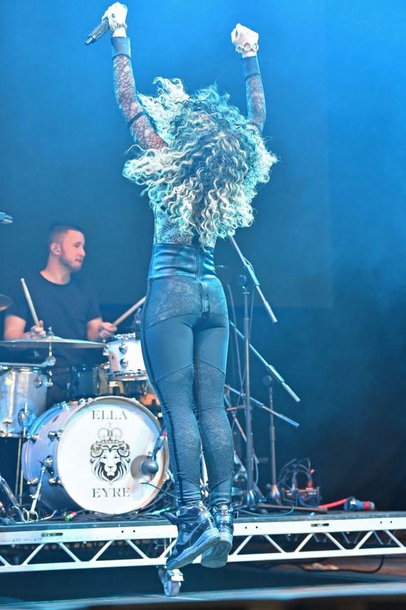 Ella-Eyre -V-Festival-Day-2
